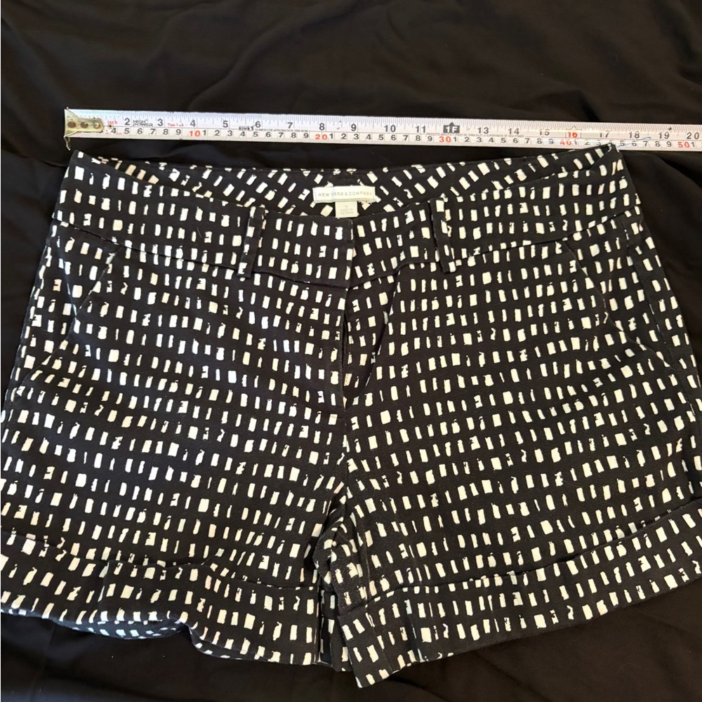 New York & Company Black and White Patterned Women’s Shorts - Picture 7 of 11